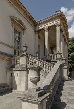 Londra, İngiltere - 28 Haziran 2025 - Chiswick Evi 'nin basamakları boyunca belirli bir taş merdiven, klasik korkuluklar ve dekoratif vazolar, Palladian mimari tarzı. Ana girişe giden inişler..