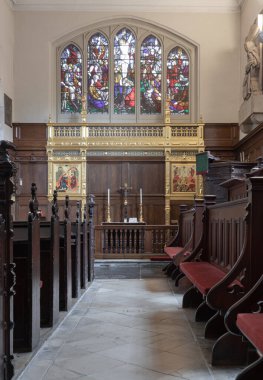 Clerkenwell 'deki The Charterhouse Chapel' in tarihi mimarisi içinde Jacobean oymalı ahşap perde, kürsü, organ galerisi ve vitray pencereler bulunmaktadır. Sunağın etrafındaki altın ikonlar sanatçı İvan Djidjev tarafından yapıldı.