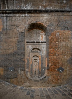 Ouse Viyadük veya Balcombe Viaduct 'un (Demiryolu Viyadüğü) pürüzsüz kireçtaşı ihtişamıyla geleneksel kırmızı tuğla iskeleleri destekleyen yarı dairesel kemerler, Sussex' teki İngiltere 'deki en zarif viyadük olarak tanımlanmıştır.