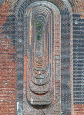 Ouse Viyadük veya Balcombe Viaduct 'un (Demiryolu Viyadüğü) pürüzsüz kireçtaşı ihtişamıyla geleneksel kırmızı tuğla iskeleleri destekleyen yarı dairesel kemerler, Sussex' teki İngiltere 'deki en zarif viyadük olarak tanımlanmıştır.