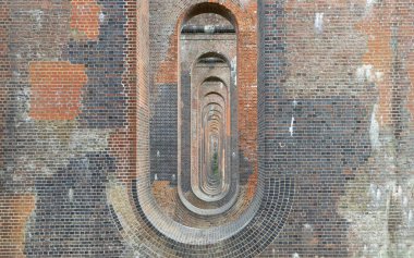Ouse Viyadük veya Balcombe Viaduct 'un (Demiryolu Viyadüğü) pürüzsüz kireçtaşı ihtişamıyla geleneksel kırmızı tuğla iskeleleri destekleyen yarı dairesel kemerler, Sussex' teki İngiltere 'deki en zarif viyadük olarak tanımlanmıştır.
