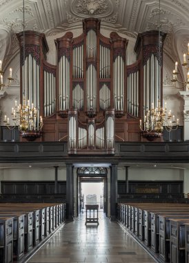 Sahadaki St. Martin 'in muhteşem bir mimarisi, ana giriş / çıkışa giden merkez yolu ile, nave' in en sonundaki ana giriş / çıkışa ve büyük organı da en üstteki giriş / çıkışa yönlendiriyor. Metin için boşluk.