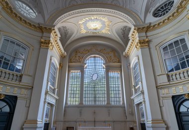 Kemerli tavanlı iç mimari, korint sütunlar ve cam, doğu penceresi kıvrımlı camlı bir kafes içinde ince bir şekilde bükülmüş. Barok süslemelerinin elementlerini harmanlayan - St. Martin-in-the-Fields 'in Palladian tasarımları