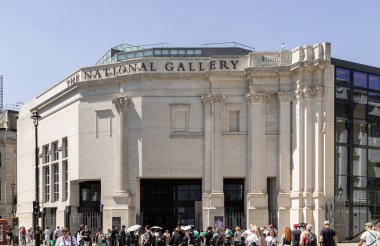 Londra 'daki Ulusal Galeri' nin Sainsbury Kanadı 'nda orijinal galerinin klasik unsurlarını tekrar eden ve kurnazca değiştiren bir 