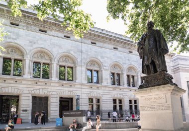 Ulusal Portre Galerisi, Henry Irving 'in heykelinde karşılaşılan, tarihsel açıdan önemli ve ünlü İngiliz halkının portresi olan Portland taş heykeli üzerine yapılmış bronz bir heykel..