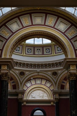 Ulusal Galeri 'nin Barry Odaları' ndaki neoklasik stil, geniş kemerli kapılardaki karmaşık desenler ve büyük mimari elementler gibi büyük cam çatılı kubbeler (tavan pencereleri) gibi özelliklerle karakterize edilir.)