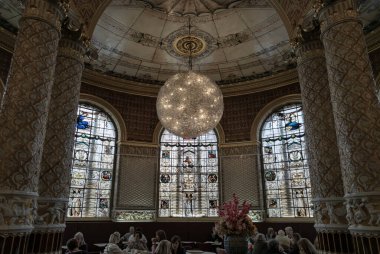 Londra, İngiltere - 07 Mayıs 2025 - Londra 'daki The V & A (Victoria ve Albert Müzesi) içindeki The Gamble Room' da toplanan insanlar ve turistler ve öğleden sonra çayının keyfini çıkarıyorlar. Dünyanın en eski müze restoranının çarpıcı iç mekanı..