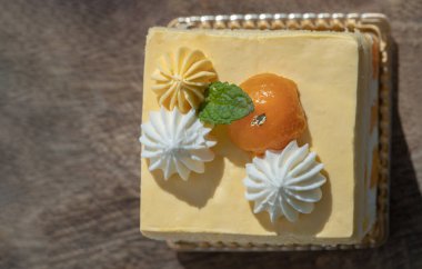 Ev yapımı taze mango kurabiyesinin üst görüntüsü olgun mango, çırpılmış krema ve naneli tahta kesme tahtasıyla süslenmiş. Mango, yaz mevsiminde taze hissettiren tropikal meyvelerdir, tatlı ya da ekşi tatlı, onu duvar kağıdı, poster ve uzay kopyası olarak kullanın.,