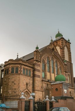 Londra, İngiltere - 08 Mayıs 2025 - The Cami & İslam Centre of Brent 'in mimari görkemi. Londra 'daki İslam İşleri için inşa edilen klasik dış binanın ayrıntıları. Duvar kağıdı olarak kullan, Poster ve Kopyala alanı, Seçici odak.