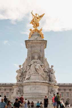 Kraliçe Victoria Anıtı 'nın büyük mermer heykeli anıtın tabanında yer almakta ve kanatlı zaferin yaldızlı bronz figürü zirvede yer almakta. Etrafı çeşitli alegorileri temsil eden heykel ve figürlerle çevrili..