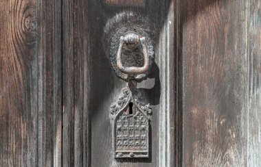 Londra, İngiltere - 21 Temmuz 2025 - Süslü anahtar deliği ve tokmağı olan eski ahşap kapı, Kutsal Üçlemeci Kilisesi 'nin antik ahşap kapısı, metin için duvar kağıdı, poster ve boşluk olarak kullanın, seçici odak.