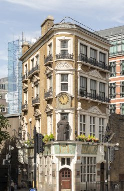 Londra, İngiltere - 21 Temmuz 2025 - Blackfriar Pub 'ı, özgün Art Nouveau mimari tarzını, Londra' nın merkezindeki Blackfriars bölgesinde 174 Queen Victoria Caddesi 'nde görüyoruz. Duvar kağıdı olarak kullan, Poster ve Kopyala alanı, Seçici odak.