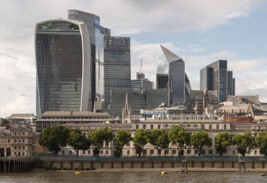 Thames Nehri 'nin karşısındaki Londra şehrinin manzarasına 20 Fenchurch Caddesi (The Walkie-Talkie), The Gherkin ve Leadenhall Binası gibi önde gelen modern gökdelenler eski ve geleneksel binaların arkasında belirgin bir şekilde yükseliyor..