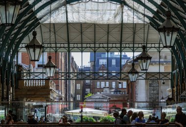 Londra, İngiltere - 13 Mayıs 2025 - Covent Garden Market Salonunda tavan arasında asılı demir cam çatı ve Fenerler ile mimari Greko-Romen tarzı. Metalik çerçeve kemer çatısı tavan lambasının görünümü, bunu duvar kağıdı, poster, boşluk olarak kullanın.