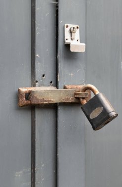Newcastle, İngiltere - 13 Nisan 2025 - Paslı metal kapı kilidi kilidi kilidi ahşap kapı çerçevesinde. Depolama güvenliği, bunu duvar kağıdı olarak kullanın, Poster ve Kopyalama alanı, Seçici odak.