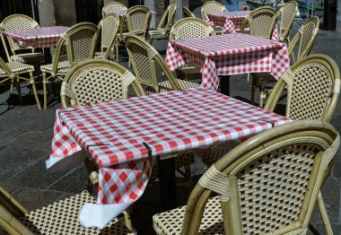 Newcastle, İngiltere - 13 Nisan 2025 - Boş masa ve sandalyeler ve kırmızı beyaz masa örtüleri ile öğleden sonra bir kafe önünde sandalyeler. Açık hava yazlık kafe görünümünü, Duvar kağıdı, Poster ve Kopyalama alanı olarak kullanın, Seçici odak.