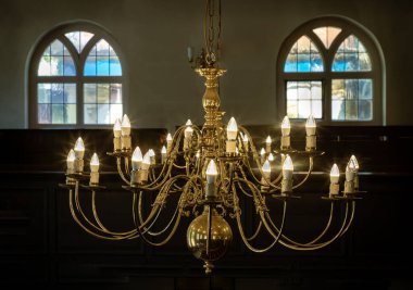 Kral Şehit Charles Kilisesi 'nin arka planında camdan pencerelerle tavandan sarkan Chandelier manzarası Royal Tunbridge Wells, Kent' teki bir İngiliz kilisesidir. Duvar kağıdı, poster ve kopyalama alanı olarak kullan, 