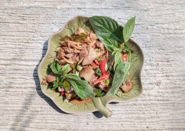 Seramik tabakta taze yeşil biberli baharatlı baharatlı yaban domuzu. Duvar kağıdı olarak kullan, Poster ve Kopyala alanı, Seçici odak.