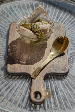 Kaynamış acı kabak çorbası (haşlanmış kavun çorbası) ve cam kasede pirinçten kaşıkla servis edilen domuz kaburgası. Duvar Kağıdı, Poster, Tasarım ve Kopyalama alanı olarak kullan, Seçili odak.