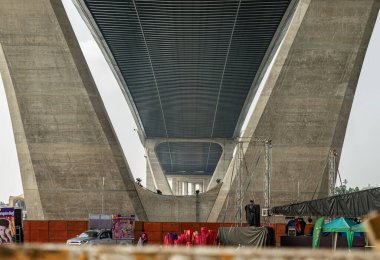 Bangkok, Tayland - 17 Kasım 2024 - Chao Phraya Nehri üzerindeki köprü olan Chalerm Maha Nakhon Ekspres yolunun mimari altyapısı (V şeklindeki vakıf ayağı). Karnaval festivalinden görüntü, Boşluğu Kopyala.