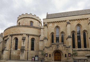 Tapınak Kilisesi 'nin ayırt edici yuvarlak tasarımı Kudüs' teki Kutsal Mezar Kilisesi 'nden esinlenilmiştir. Kilisenin mimarisi aynı zamanda hem Romen hem de Gotik tarzları birleştirip Londra 'da eşsiz bir tarihi eser haline getiriyor.