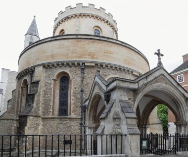 Tapınak Kilisesi 'nin ayırt edici yuvarlak tasarımı Kudüs' teki Kutsal Mezar Kilisesi 'nden esinlenilmiştir. Kilisenin mimarisi aynı zamanda hem Romen hem de Gotik tarzları birleştirip Londra 'da eşsiz bir tarihi eser haline getiriyor.