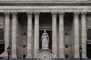 Londra, İngiltere - 27 Haziran 2025 - Londra 'daki St. Paul Katedrali' nin önünde bulunan Kraliçe Anne Heykeli. Metin, Seçici odak için Duvar Kağıdı, Poster ve Boşluk olarak kullan.