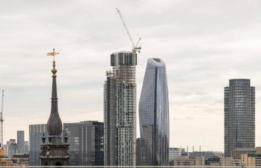 Londra, İngiltere - 27 Haziran 2025 - Thames Nehri yakınlarındaki finans bölgesinde yer alan One Blackfriars ve diğer önemli binalar da dahil olmak üzere Londra 'nın ufuk çizgisi şehir manzaralı önemli mimari yapılar. Duvar kağıdı, poster ve kopyalama alanı olarak kullan.