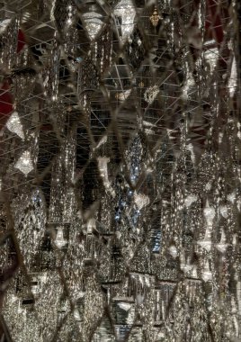 Kavisli aynalı fayans duvarındaki avizelerden yansıyan parlak ışık. Doku ayna kiremitleri ve Karmaşık yansıma ışık gölgeleri, metin için duvar kağıdı, poster ve boşluk olarak kullanın, Seçici odak.