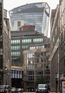 Londra, İngiltere - 31 Mayıs 2025 - 20 Fenchurch Street binası olan bir şehirde sokak sahnesi, arka planda 