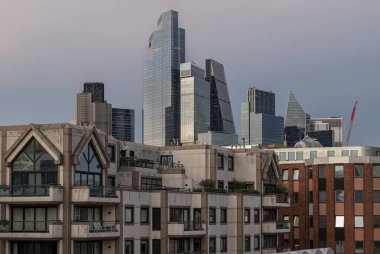 Londra, İngiltere - 31 Mayıs 2025 - 22 Bishopsgate ve konut binaları ve ticari yapılar dahil olmak üzere modern gökdelenlerin belirgin Londra gökdelenleri ön planda geleneksel mimari tarzları 