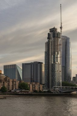 Londra, İngiltere - 31 Mayıs 2025 - Şam Kulesi (Damac Tower Nine Elms London) ve Thames Nehri boyunca yer alan diğer yüksek binaların yer aldığı Londra 'nın Nine Elms yerleşim bölgesinde modern bir şehir. Duvar kağıdın olarak kullan.,