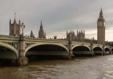 Büyük Ben (saatin büyük çanı) Çanın bulunduğu kuleye resmi olarak Elizabeth Kulesi adı verilmiştir, Westminster Köprüsü 'nün ön planda Thames nehri boyunca uzanması, Westminster' daki parlamento binalarının kuzey ucunda yer almaktadır.. 