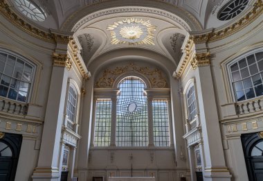 Kemerli tavanları, korint sütunları ve camları olan mimari iç mimari desen, kıvrımlı camlı çubuklardan oluşan bir kafes içinde ince bir şekilde bozulmuştur. Bu doğu penceresidir. Bu pencere, Barok süslemesi ve St. Martin-in-the-Fields 'in Palladian tasarımlarını harmanlamaktadır.