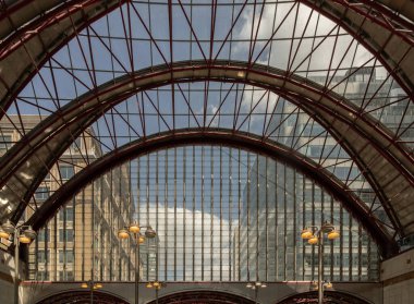 Londra Docklands Light Railway (DLR) ağının bir parçası olan Canary Wharf DLR İstasyonu 'nun kendine özgü mimarisi, doğal ışığın iç kesimlere ulaşmasını sağlayan önemli bir mimari unsur olan eliptik cam çatı ile korunmaktadır.