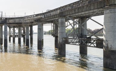 Londra, İngiltere - 18 Haziran 2025 - Greenwich Elektrik Santrali 'nin iskelesi, tarihi olarak elektrik santralini yakmak için kömür dağıtımında kullanıldı. Bu yapı, Londra 'nın güneydoğusundaki Thames Nehri' nde yer almaktadır. Duvar kağıdı olarak kullanın..