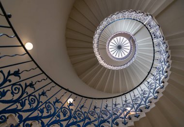 Londra, İngiltere - 18 Haziran 2025 - Greenwich 'te tarihi bir bina olan Queen' s House 'daki ikonik lale Merdivenleri, korkuluk dekoratif çiçek motifleriyle süslenmiş, işlenmiş demir yapı ilk geometrik kendini destekleyen spiral merdivendi.