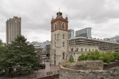 St Giles Without Cripplegate, gerçekten de Barbican Malikanesi 'nin içinde, eski Roma duvarının korunmasız bir bölümünün yanında yer almaktadır. Ortaçağ yapısı olan kilise tam bir zıtlık içinde duruyor. Boşluğu kopyala.