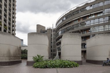 Barbican Merkezi gerçekten de Londra 'da bulunan ve Barbican Malikanesi' nin bir parçasını oluşturan bir sanat ve öğrenme merkezidir. Brutalist mimarinin önemli bir örneği olarak, açık ve süslenmemiş betonun geniş kullanımıyla karakterize edilir..