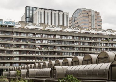 Barbican Merkezi, Brutalist mimarinin önemli bir örneği olarak, açık, süslenmemiş beton (bton brut) kullanımı ve geometrik şekiller ve modüler elementler üzerine odaklanmasıyla karakterize edilmiştir. Metin için boşluk.