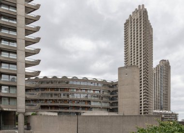 Barbican Merkezi, Londra 'daki Brutalist mimarinin önemli bir örneği. Dans, film, müzik, tiyatro ve görsel sanatlar da dahil olmak üzere birçok sanat türüne ev sahipliği yapan uluslararası bir sanat ve öğrenim merkezidir.