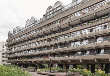 Barbican Malikanesi 'nin bir parçası olan Ben Jonson Malikânesi kendine özgü Brutalist mimarisi ile tanınır. Maruz kalan, süslenmemiş beton (bton brut) ve geometrik şekiller ve modüler elementler üzerinde yoğunlaşmasıyla karakterize edilmiştir. Metin için boşluk.