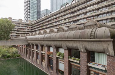 Barbican Merkezi, Brutalist mimarinin önemli bir örneği olarak, açık, süslenmemiş beton (bton brut) kullanımı ve geometrik şekiller ve modüler elementler üzerine odaklanmasıyla karakterize edilmiştir. Metin için boşluk.