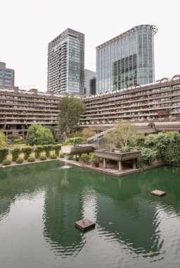 Londra 'daki Barbican Merkezi, Brutalist mimari tasarımı içindeki çok katmanlı su bahçeleri ve yeşilliklerin eşsiz entegrasyonuyla ünlüdür. Bu su özellikleri, etrafındaki mimariyi yansıtan sakin bir çevreye katkıda bulunur.