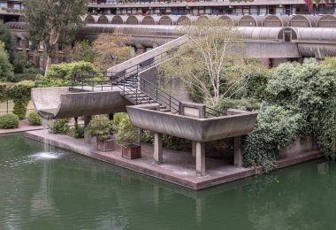 Barbican Merkezi 'nin, beton merdivenleri ve ekicileri peyzaj tasarımı içinde sorunsuzca birleştiren eşsiz çok katmanlı su bahçeleri, bitki ve ağaçlar, çevreleyen Brutalist mimarinin yumuşatıcı etkisine katkıda bulunuyorlar.