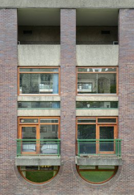 Barbican Malikanesi 'nde, yeşil metal parmaklıklar ve belirgin tuğla işçiliğinin yer aldığı küçük balkonlarla bütünleştirilmiş pencerelerle karakterize edilen yerleşim birimleri, Barbican Malikanesi' nin Brutalist mimari estetiğine katkıda bulunuyor..