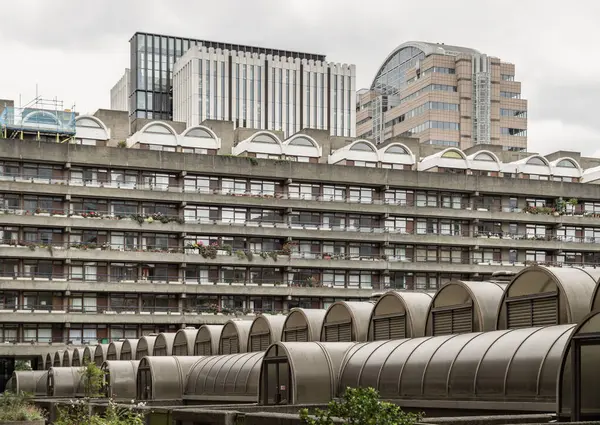 Barbican Merkezi, Brutalist mimarinin önemli bir örneği olarak, açık, süslenmemiş beton (bton brut) kullanımı ve geometrik şekiller ve modüler elementler üzerine odaklanmasıyla karakterize edilmiştir. Metin için boşluk.