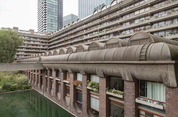 Barbican Merkezi, Brutalist mimarinin önemli bir örneği olarak, açık, süslenmemiş beton (bton brut) kullanımı ve geometrik şekiller ve modüler elementler üzerine odaklanmasıyla karakterize edilmiştir. Metin için boşluk.