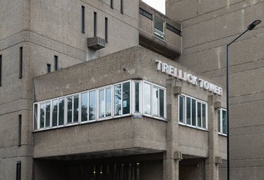 Trellick Kulesi, özgün estetik ve statüsüyle, özgün olarak hem kendi içinde hem de dıştan ayırt edici bir şekilde açık bırakılan ham beton yüzeylerin (bton brut) kullanımı ile karakterize edilen Brutalist mimarinin önemli bir örneği olarak tanınmaktadır..