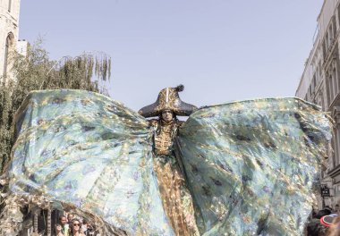 Batı Londra 'daki Notting Hill Karnavalı' nda boynuzlu ya da sivri uçlu başlığı andıran ayrıntılı bir başlık. Karayip kültürü ve tarihi kutlamalarıyla tanınıyor..